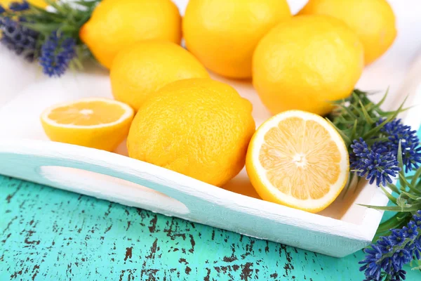 Stilleven met verse citroenen en lavendel op houten tafel — Stockfoto