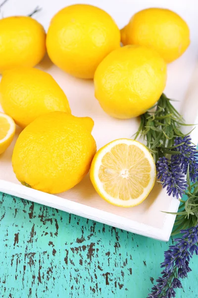 Натюрморт со свежими лимонами и лавандой на деревянном столе — стоковое фото