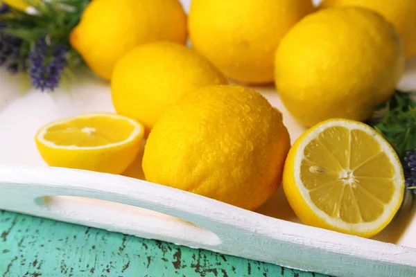 Stilleben med färska citroner och lavendel på träbord — Stockfoto