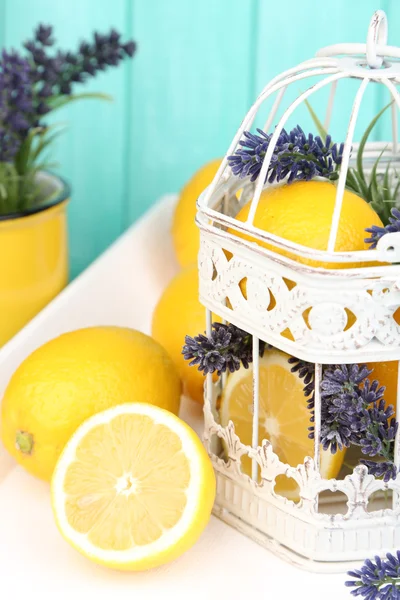 新鮮なレモンおよび青い背景のラベンダーのある静物 — ストック写真