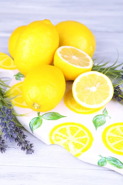 Natura morta con limoni freschi e lavanda su fondo chiaro — Foto Stock