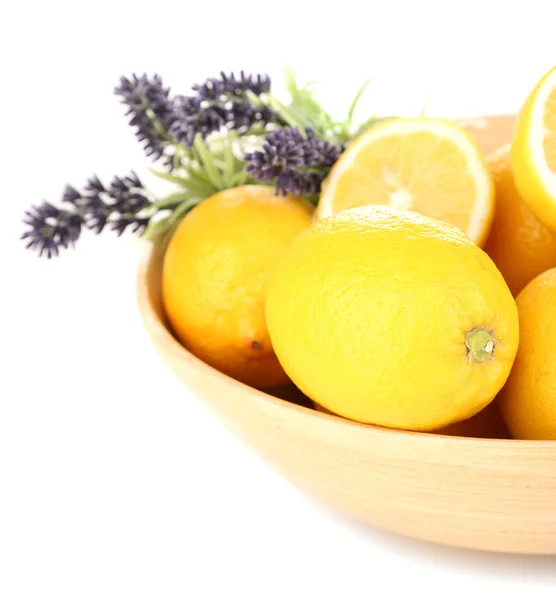 Bodegón con limones frescos y lavanda, aislado en blanco —  Fotos de Stock