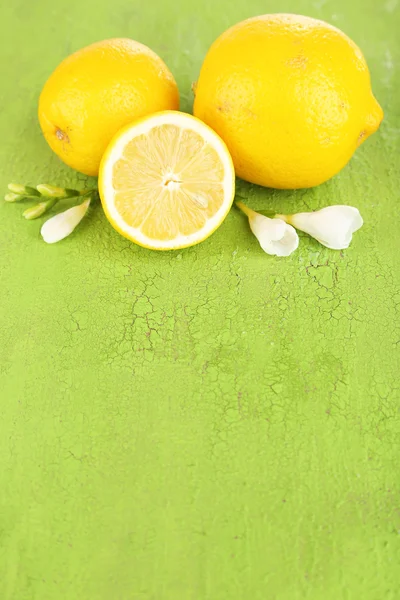 Citrons frais et lavande sur table verte — Photo