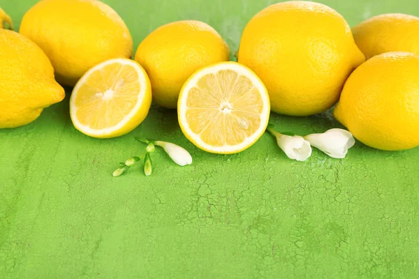 Fresh lemons and lavender on green table — Stock Photo, Image