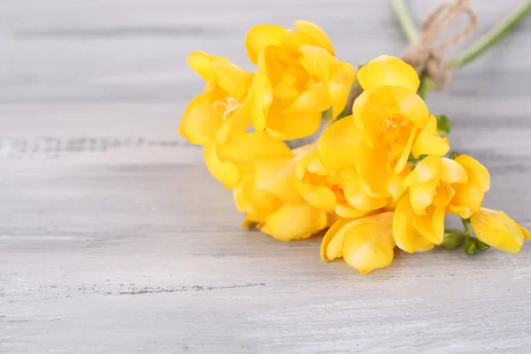 Lindas freesias na mesa de madeira — Fotografia de Stock