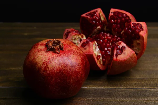 Zralé granátová jablka na stole close-up — Stock fotografie