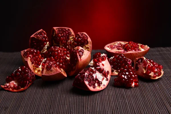 Rijp granaatappels op tafel close-up — Stockfoto
