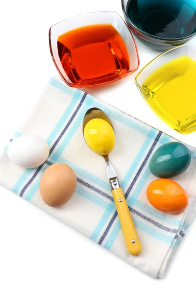 Cuencos con pintura para huevos de Pascua y huevos, aislados en blanco — Foto de Stock