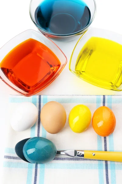 碗与涂料的复活节蛋和鸡蛋，关闭 — 图库照片