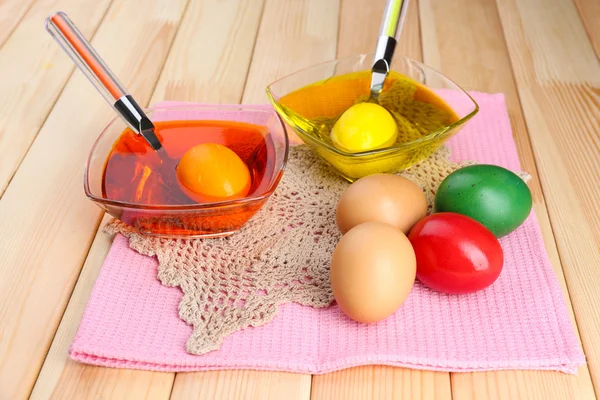 Cuencos con pintura para huevos de Pascua y huevos, de cerca —  Fotos de Stock