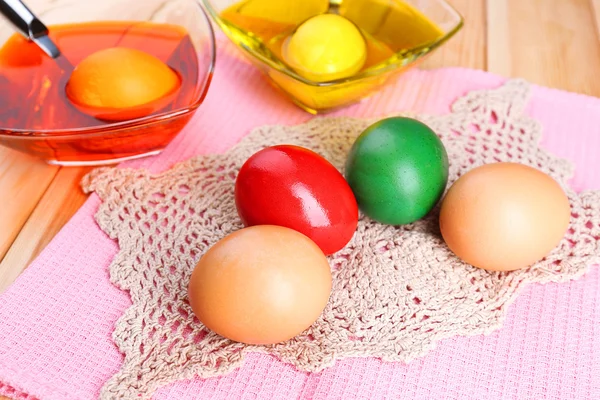 Чаши с краской для пасхальных яиц и яиц, закрыть — стоковое фото