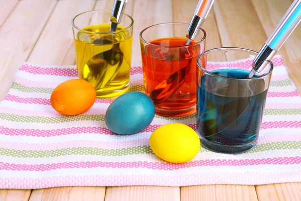 Очки с краской для пасхальных яиц и яиц, закрыть — стоковое фото