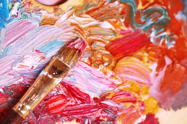 Краски, кисти и художественная палитра крупным планом — стоковое фото