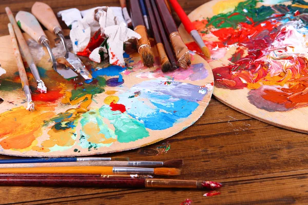 Equipamiento artístico: pintura, pinceles y paleta de arte sobre mesa de madera —  Fotos de Stock