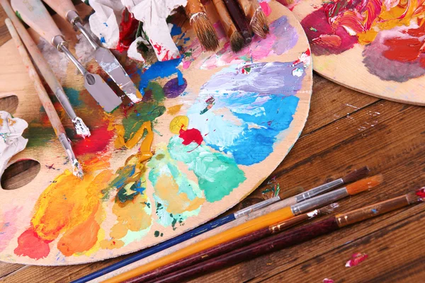 Equipamiento artístico: pintura, pinceles y paleta de arte sobre mesa de madera — Foto de Stock