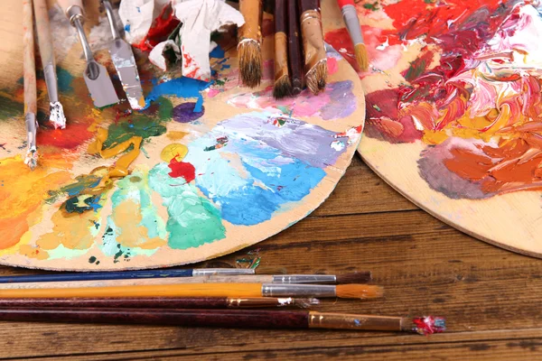 Künstlerische Ausstattung: Farbe, Pinsel und Kunstpalette auf Holztisch — Stockfoto