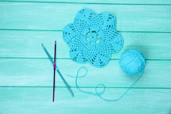 Fios azuis para tricotar com guardanapo e raios na mesa de madeira close-up — Fotografia de Stock