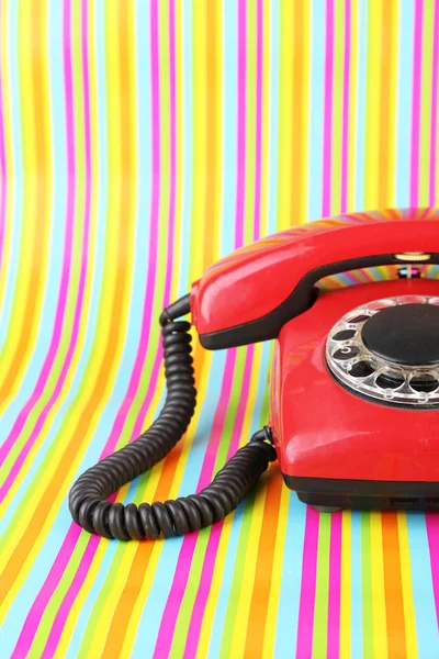明るい背景上の赤のレトロな電話 — ストック写真