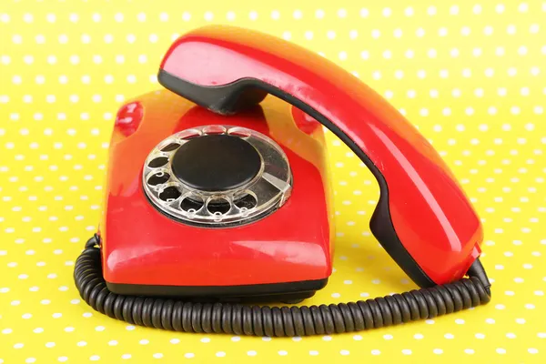 Parlak zemin üzerine kırmızı retro telefon — Stok fotoğraf