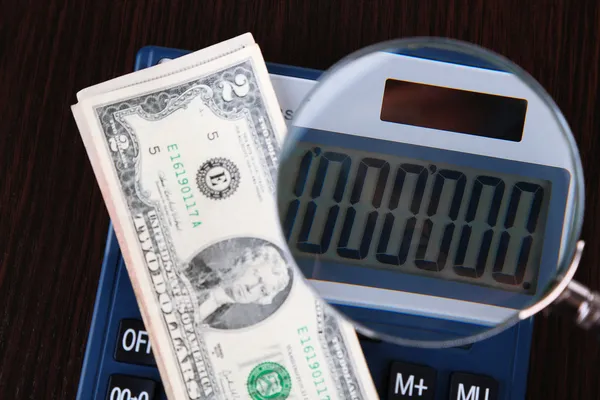 Fraude concept met Vergrootglas en rekenmachine, op houten achtergrond — Stockfoto