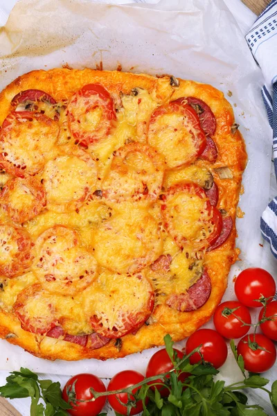 Домашняя пицца на выпечке — стоковое фото