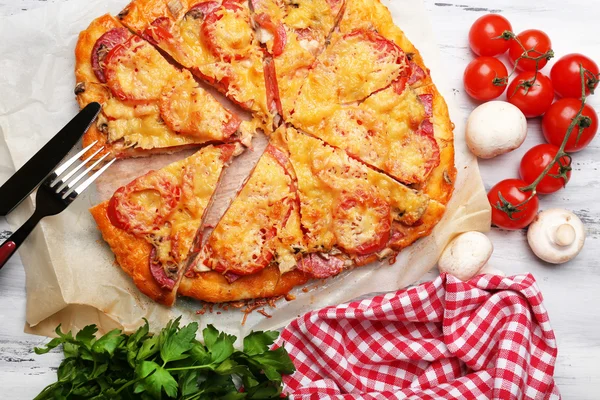 Домашня піца на папері для випічки крупним планом — стокове фото