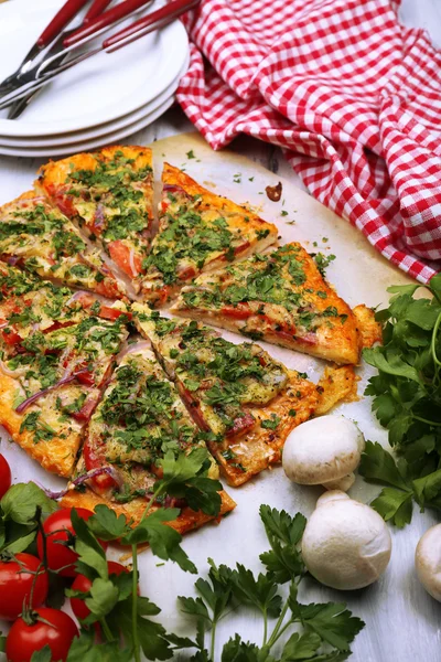 ev yapımı pizza pişirme kağıdı üzerinde kapat