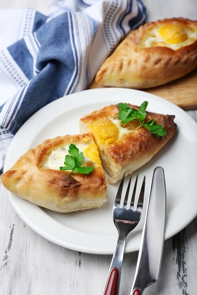 Ajarian khachapuri a fa tábla — Stock Fotó