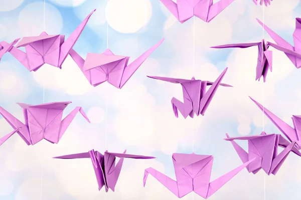 Origami-Kraniche auf hellem Hintergrund — Stockfoto