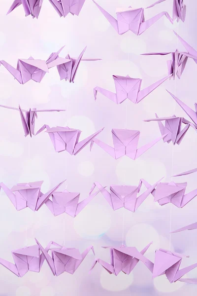 Origami kranen op lichte achtergrond — Stockfoto
