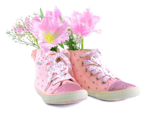Туфли с цветами внутри, изолированные на белом — стоковое фото
