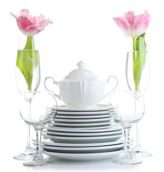 Pila di piatti e fiori in ceramica bianca, isolata su bianco — Foto Stock
