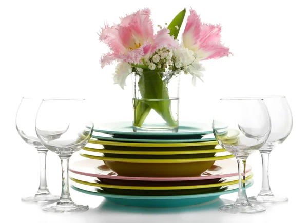 Stapel farbenfroher Keramikschalen und Blumen, isoliert auf weiß — Stockfoto
