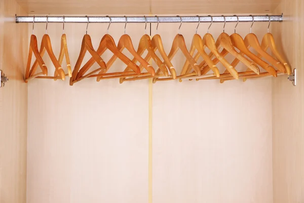 Дерев'яні вішалки в гардеробі — стокове фото
