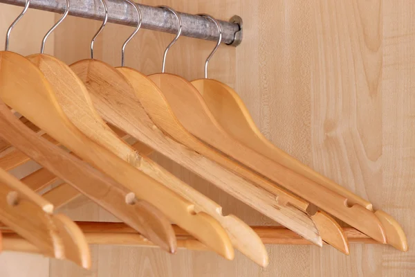 Perchas de madera en armario — Foto de Stock