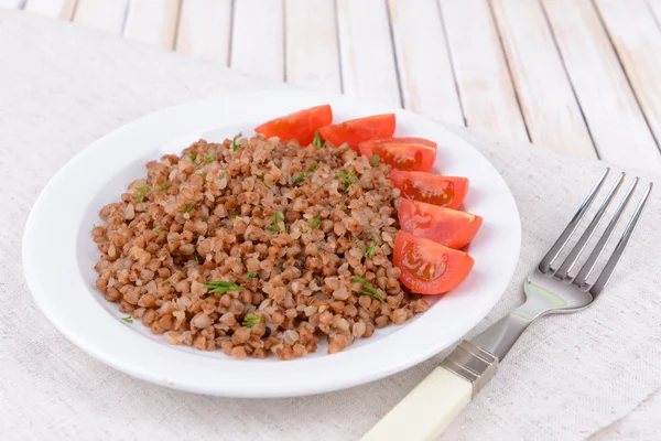 Boiled buckwheat on plate on table close-up — Stock Photo, Image