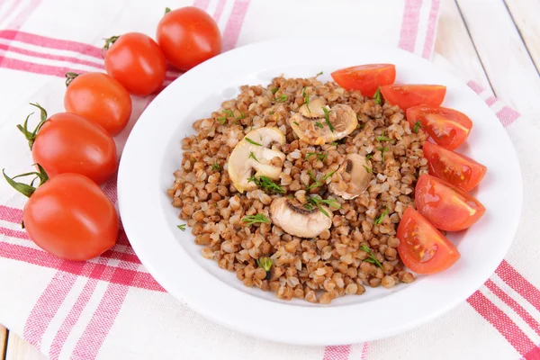 Boiled buckwheat on plate on table close-up — Stock Photo, Image