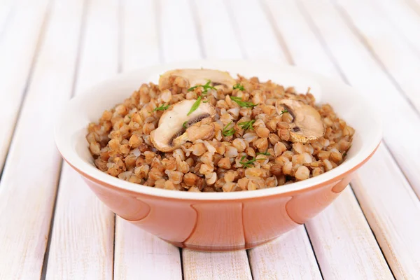 Boiled buckwheat in bowl on table close-up — Stock Photo, Image