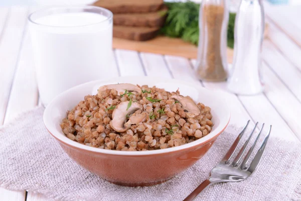 Boiled buckwheat in bowl on table close-up — Stock Photo, Image