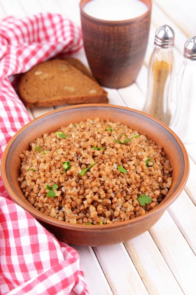 Boiled buckwheat in bowl on table close-up — Stock Photo, Image