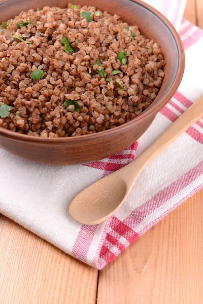 Boiled buckwheat in bowl on table close-up — Stock Photo, Image