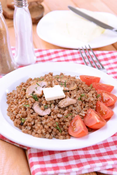 Boiled buckwheat on plate on table close-up — Stock Photo, Image