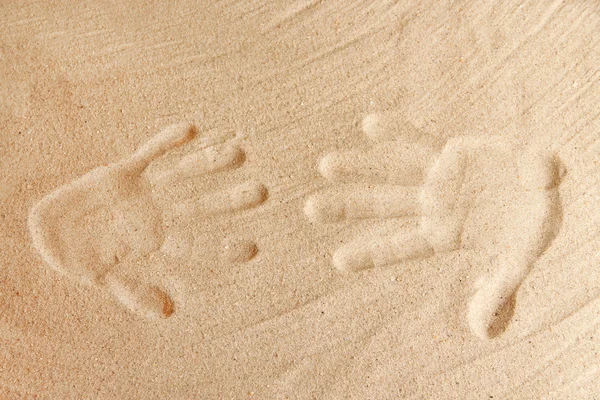 Hand skriver ut i sanden som trevlig sommar bakgrund — Stockfoto
