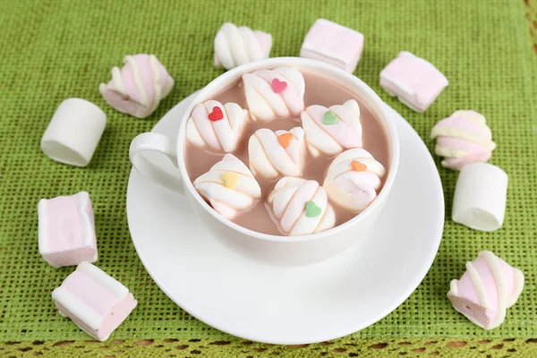 Xícara de chocolate quente com marshmallows — Fotografia de Stock