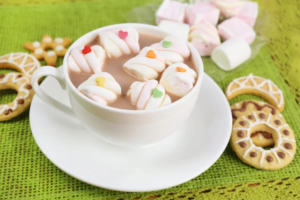 Xícara de chocolate quente com marshmallows — Fotografia de Stock