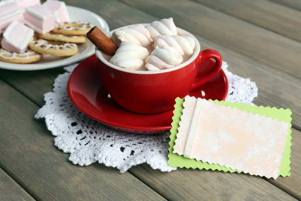 Tasse heiße Schokolade mit Marshmallows — Stockfoto