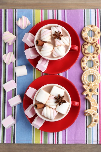 Copas de chocolate caliente con malvaviscos — Foto de Stock