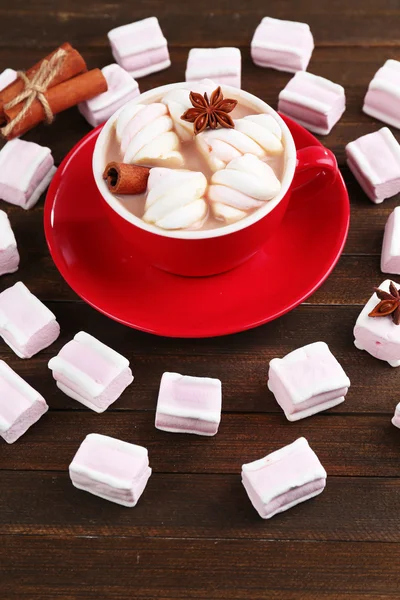 Coupe de chocolat chaud avec guimauves — Photo