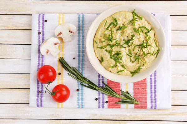 Schüssel mit leckerem frischen Humus mit Tomaten — Stockfoto