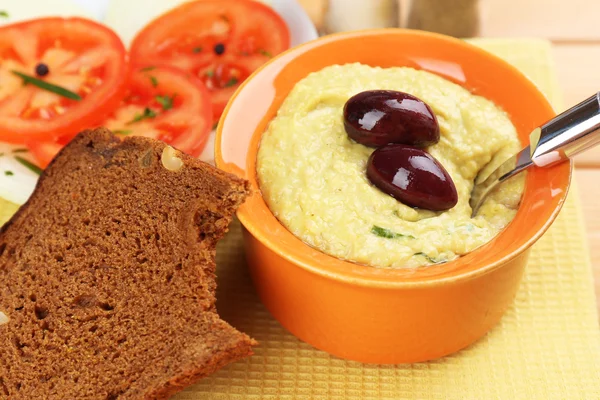 Schüssel leckerer frischer Hummus mit Oliven — Stockfoto